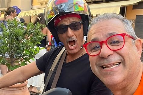 Fiorello In Vacanza Va A Spasso Per Taormina I Fan Vogliono Viva Rai 2