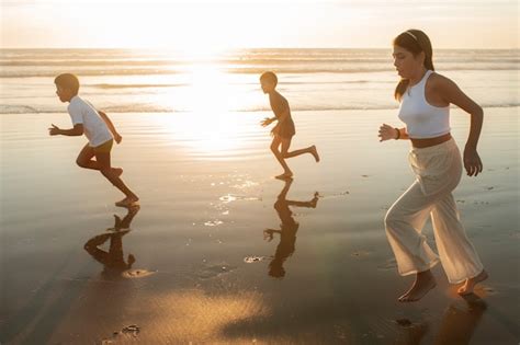 Les Enfants S Amusent La Plage Photo Gratuite