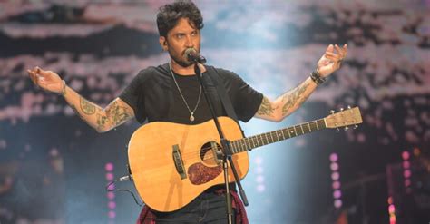 News RadioItalia Fabrizio Moro Canta Pensa Chitarra E Voce Palermo