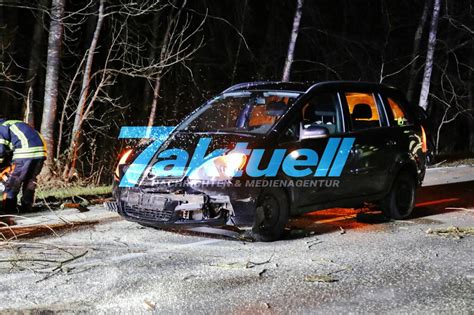 Baum St Rzt Auf Fahrenden Pkw Feuerwehr Im Sturmeinsatz Aktuell De