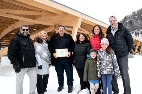 La Ville de Mont Tremblant reçoit un prix pour le toit de bois qui