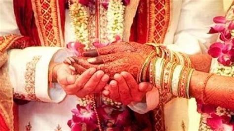 अस्पताल बना मंडप बाराती बने डॉक्टर पंडित ने कराई प्रेमी प्रेमिका की शादी Unique Marriage