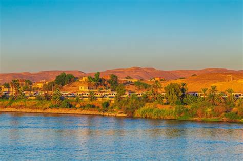 Magnífica paisagem no rio nilo pôr do sol aswan egito 19 de outubro de