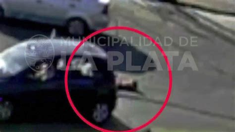 Watch Al Rojo Vivo Highlight Niño cae de un auto y por poco es