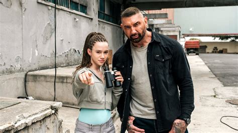 Im Ersten Amazon Trailer Ist Marvel Star Dave Bautista Zur Ck Als Spion