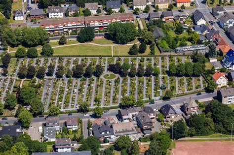 Neubeckum von oben Grabreihen auf dem Gelände des katholischen