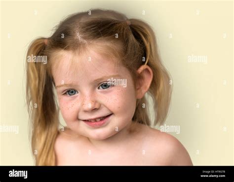 Kaukasische Kleine Mädchen Nackten Oberkörper Lächelnd Stockfotografie Alamy