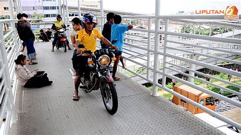 Daan Mogot Banjir Pengendara Motor Naik Jembatan Penyeberangan News