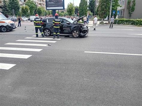 UPDATE Accident rutier în Deva în apropiere de Liceul Auto Un