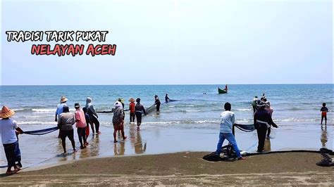 Tradisi Nelayan Aceh Menangkap Ikan Tarik Jaring Pukat Pantai