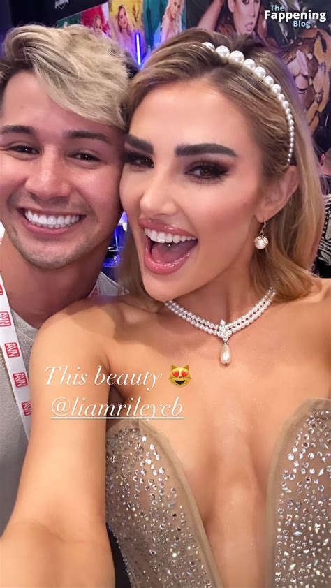 Kenzie Anne Displays Her Sexy Tits At The Avn Adult Entertainment