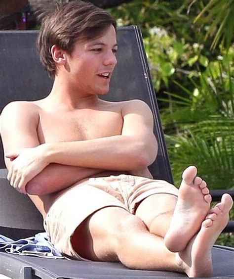 Louis Tomlinson Sunbathes Shirtless Outdoors Naked Male Celebrities