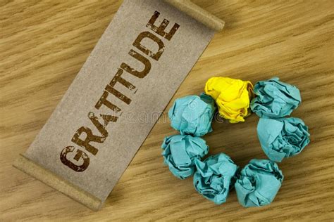 Écriture Conceptuelle De Main Montrant La Gratitude Qualité De