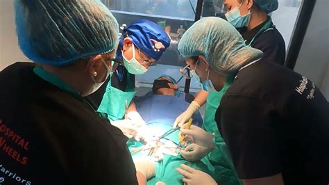 Hernia Inguinal Luslos Under Local Anesthesia Making The Surgery