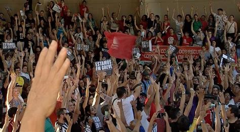 Servidores Da Rede Estadual De Educa O Decidem Manter Greve E Governo