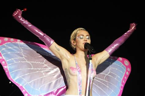 Photo Miley Cyrus D Nud E Sur Sc Ne Pour Son Concert Lors De La