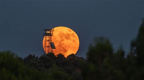 Strawberry Moon Full Moon Rises At Famous Sites Over The World Bbc