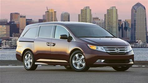 Comparo: Toyota Sienna vs. Honda Odyssey | Driving