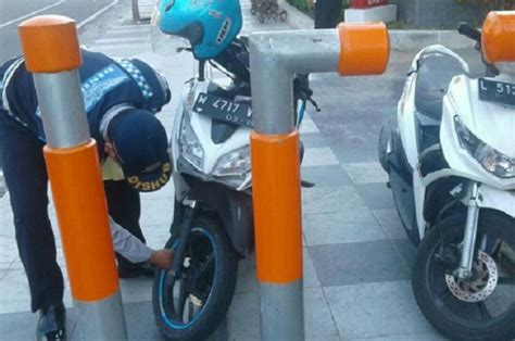 Awas Ini Yang Dilakukan Dishub Surabaya Terhadap Motor Yang Parkir