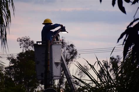 Comenzó la instalación de nuevas luminarias en avenidas y puentes de