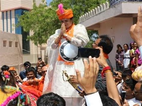 Bjp Candidate From Gujarats Jamnagar Seat Poonamben Madam Being Praised