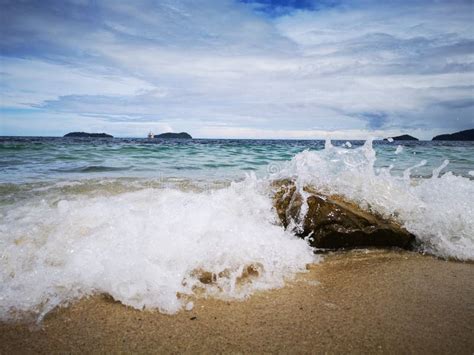 Chapoteo Que Sorprende Del Agua Sobre Una Sola Roca En Una Playa En La