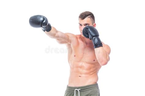 El Hombre Joven Muscular En Guantes Y Pantalones Cortos Negros De Boxeo