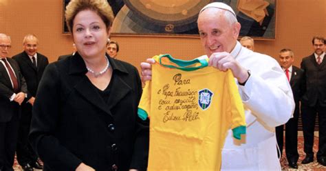 Presidenta De Brasil Regala Camisa Autografiada Por Pel Al Papa