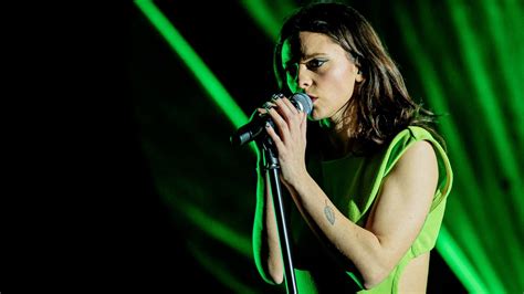 Francesca Michielin Annulla Due Concerti Mi Devo Operare Huffpost