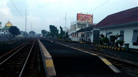 Kereta Api Mutiara Timur Dengan Lokomotif Kotaknya Cc Youtube