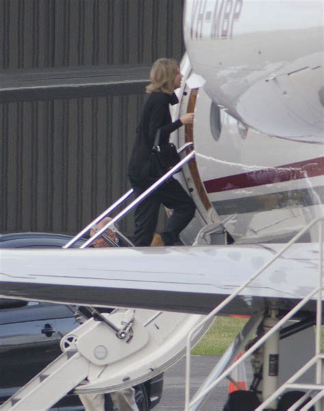 TAYLOR SWIFTS Boards at a Private Jet in New Zealand 11/25/2015 ...