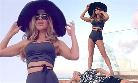 Kate Beckinsale Shows Off Her Jaw Dropping Figure In A Black Bikini Daily Mail Online