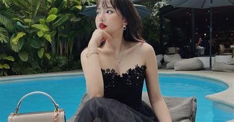 Hot girl trường Kinh tế chuẩn con nhà người ta Xinh đẹp lại học giỏi