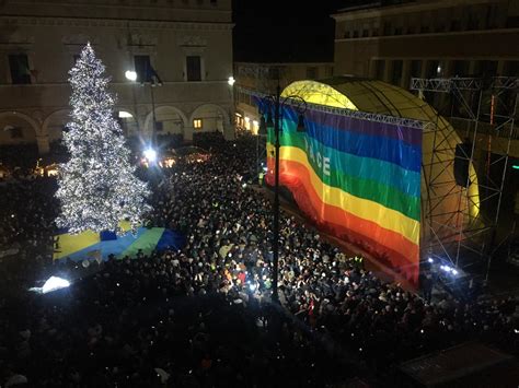 A Pesaro Si Accende Lalbero Di Natale Oltre Mila Persone In Piazza