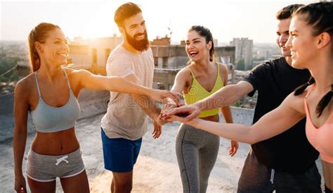 Grupo De Personas En Forma Feliz Amigos Haciendo Ejercicio Juntos Al