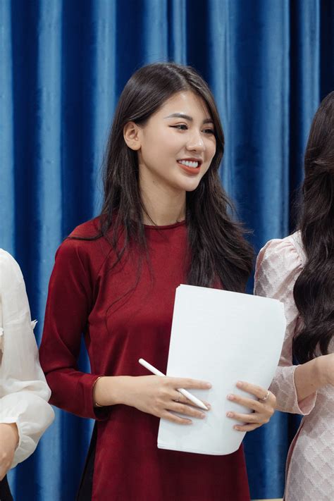 Hot girl Nga Kin Học xong đại học muốn theo đuổi nghề MC người mẫu chuyên nghiệp