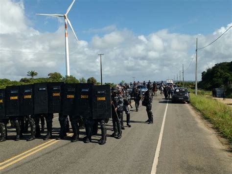 G1 Cerca de 100 policiais cumprem reintegração de posse de terreno