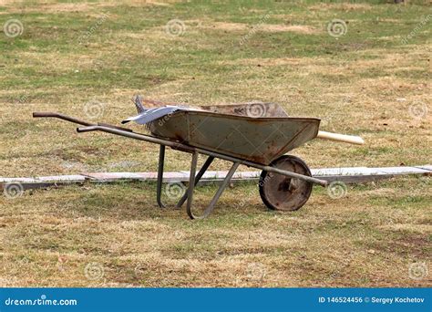 Trole Sujo Do Ferro Para Mover Se Do Manual Dos Materiais De Constru O