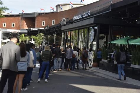 Largas Filas Para Probar El Primer Starbucks En Paraguay Econom A