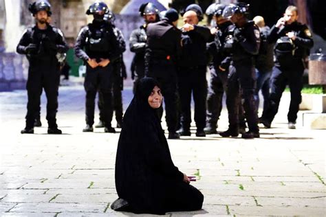 Biadab Polisi Israel Serang Puluhan Jemaah Di Kompleks Masjid Al Aqsa