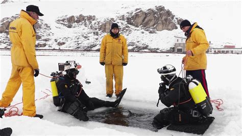 I Sommozzatori Dei Carabinieri Si Immergono Nel Lago Ghiacciato Le