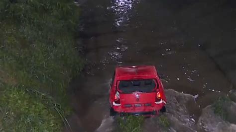 Homem Desaparece Ap S Carro Capotar E Cair Dentro De Rio Em Aruj Na