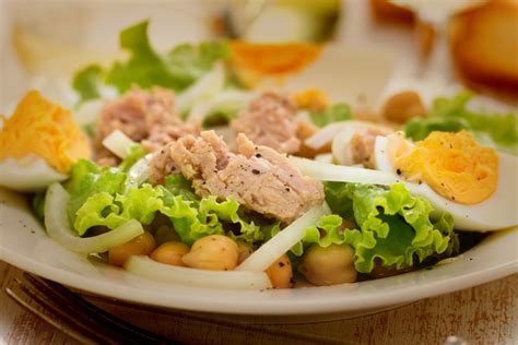 Salada de grão de bico ovo e atum que é rainha da praticidade e sabor