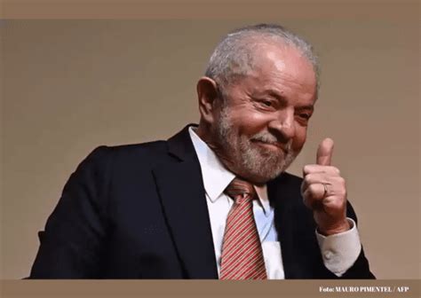 Lula deixa o hospital em Brasília após procedimento para alívio de