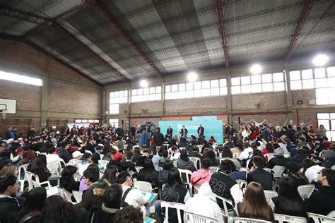 Kicillof Entreg Computadoras A Estudiantes De San Isidro Zona Norte