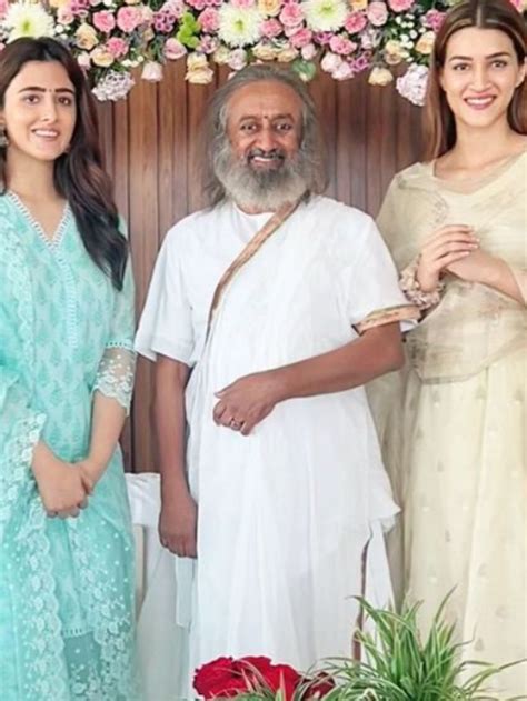 Kriti Sanon Nupur Sanon Along With Parents Meet Sri Sri Ravi Shankar