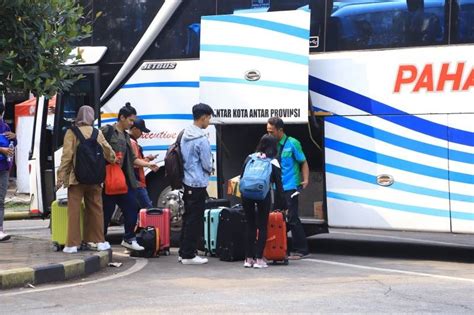 Lonjakan Penumpang Di Terminal Poris Plawad Tangerang Selama Lebaran