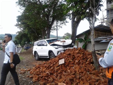 Hindari Penyeberang Jalan Mobil Wabup Tabrak Pohon