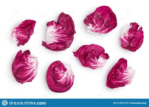 Folhas De Salada De Radicchio Vermelha Fresca Isoladas Sobre Fundo