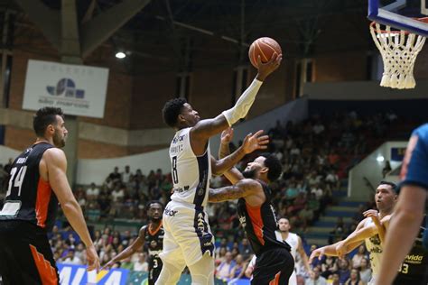 Na última bola Mogi vence o Basquete Cearense e avança às semifinais